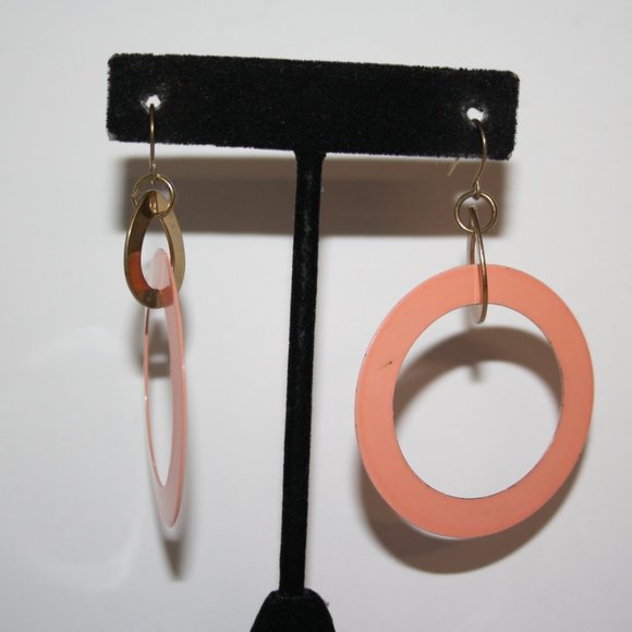 Beautiful peach and gold dangle earrings 2.5" - Picture 1 of 4